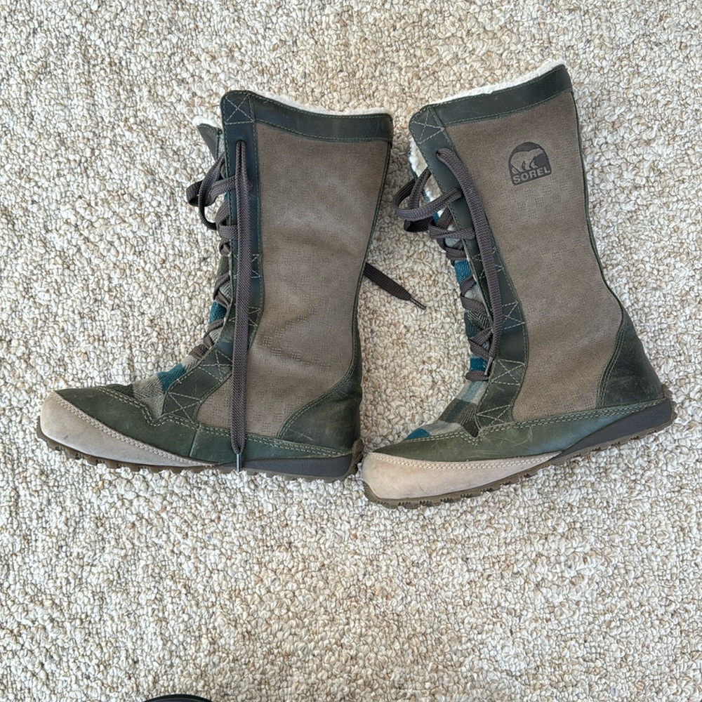 Sorel Mackenzie plaid boots 6.5